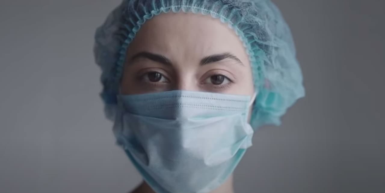 Miles de manos dañadas por el coronavirus fueron rescatadas de una conmovedora manera