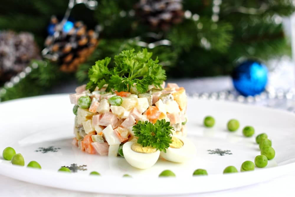 ¿La ensalada rusa sí es rusa? Este es el curioso debate sobre su origen