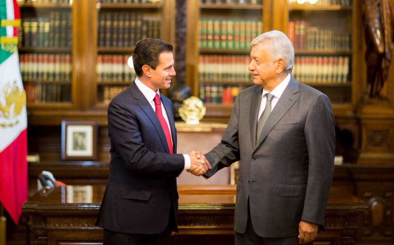 Los memes de Peña y AMLO recorriendo juntos Palacio Nacional merecen pasar a la historia