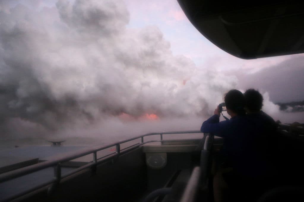 Una explosión de lava golpeó un barco de turistas y así se vio desde su perspectiva