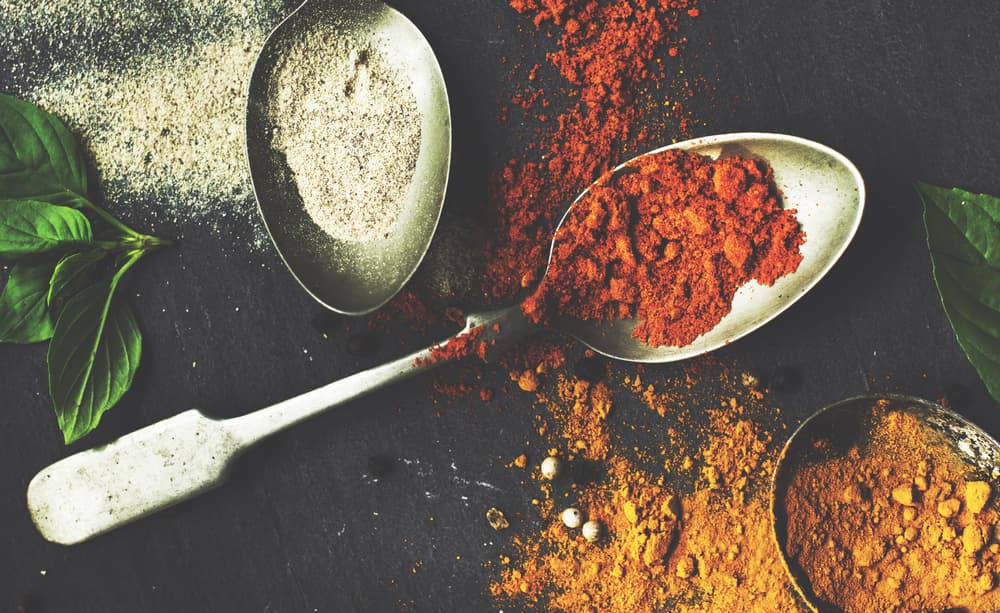 7 alimentos que empeoran tu olor corporal (+ cuáles tienen el poder de suavizarlo)