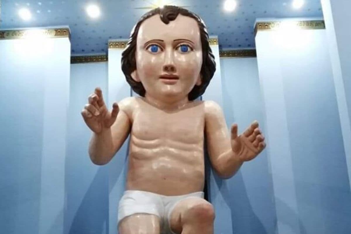 Este niño Dios gigante.. ¿se parece a Nicolas Cage?