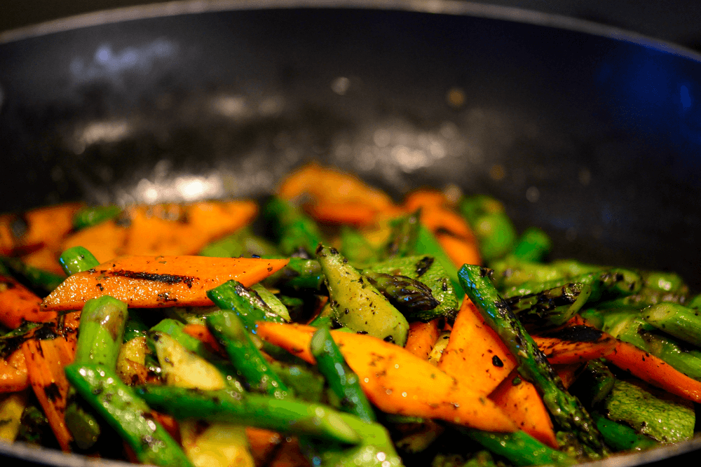 Según este estudio, freír los vegetales en aceite de oliva los hace mucho más nutritivos