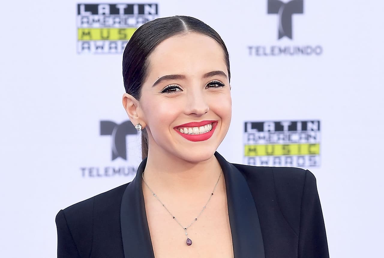 Por su parte, la única hija de Ricardo Montaner también tuvo en su historial amoroso a alguien que guarda cierto parecido con su esposo. Según sus fans, su 
<a href="https://www.univision.com/famosos/exnovio-de-evaluna-tiene-una-voz-similar-a-la-de-camilo">ex Andrés Parra</a> “canta igualito a Camilo”.