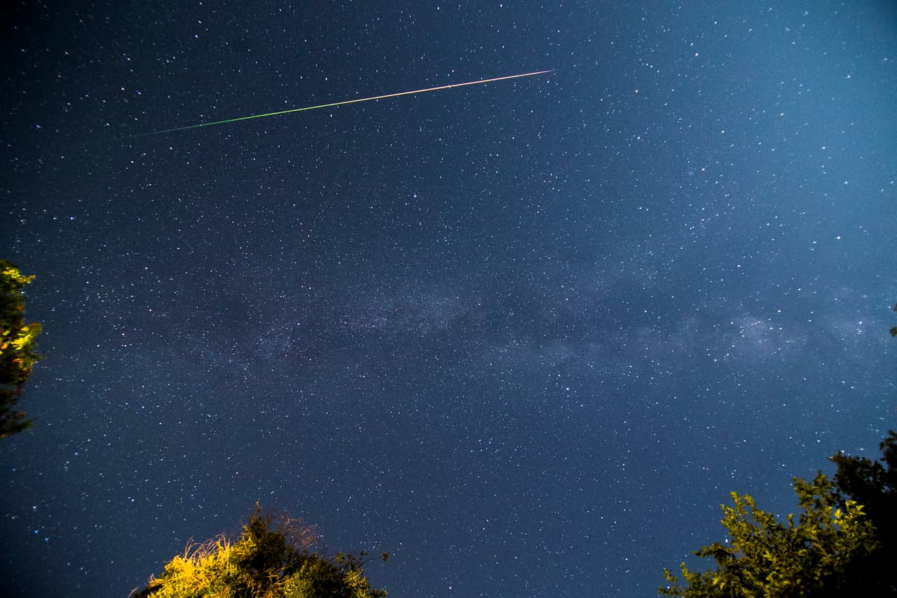 Una lluvia de meteoritos alumbra el cielo y nos regala imágenes de un espectáculo magnífico