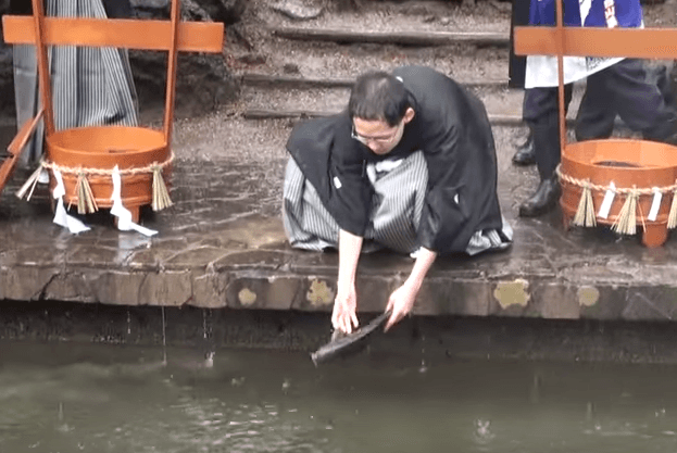 El extraño y repudiable exorcismo de peces carpa en Japón que no puedes quedarte sin conocer