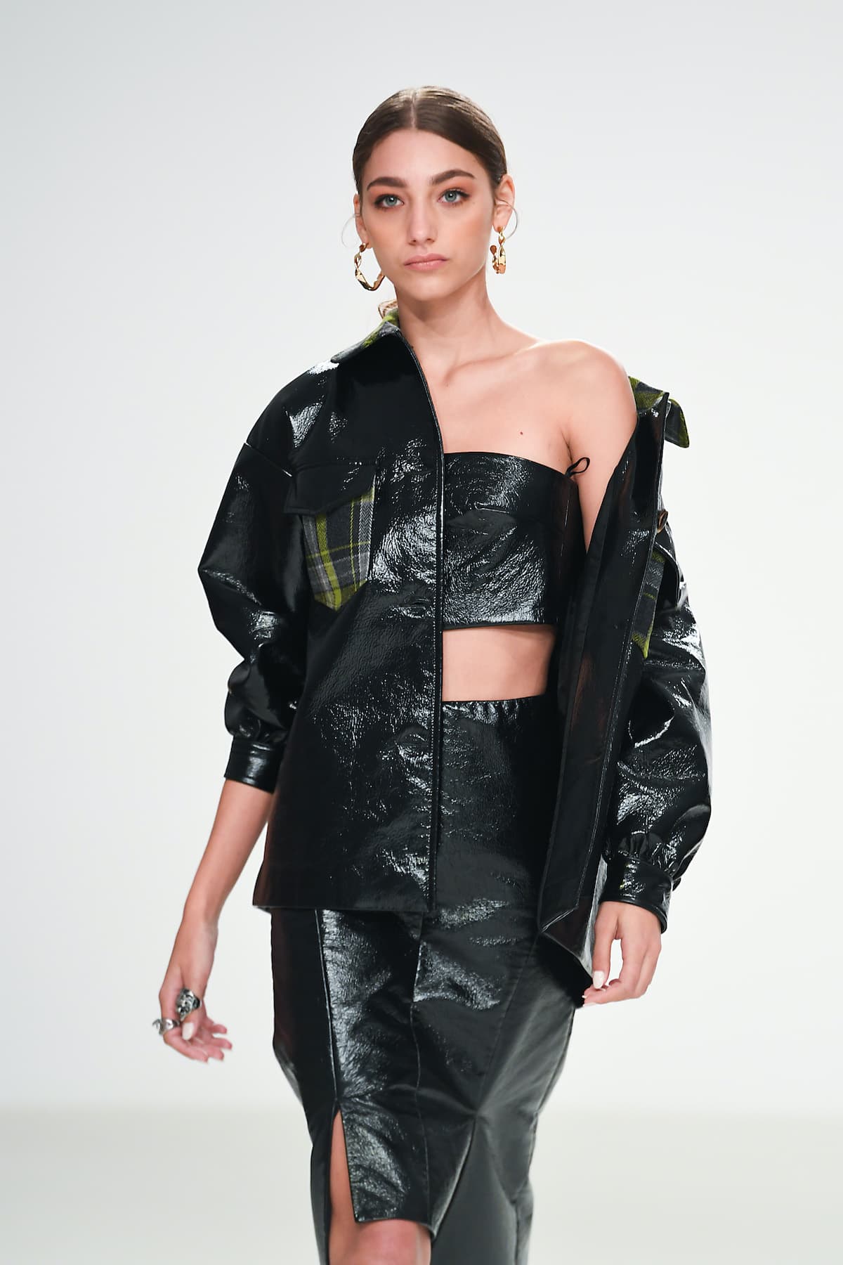 Las faldas de cuero son un básico en el guardarropa y las famosas te muestran cómo lucirlas