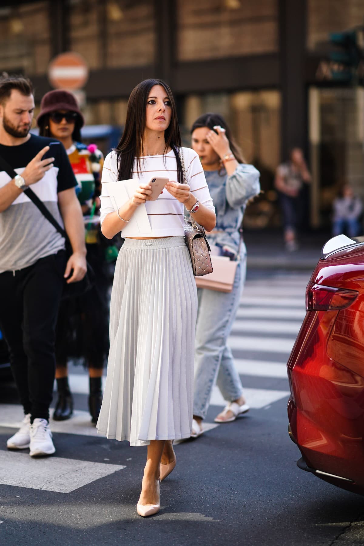 La falda midi plisada es la tendencia del año: inspírate en las famosas para saber combinarla