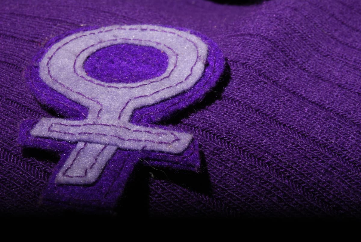 ¿Por qué el morado es el color que representa al feminismo? Te explicamos qué significa