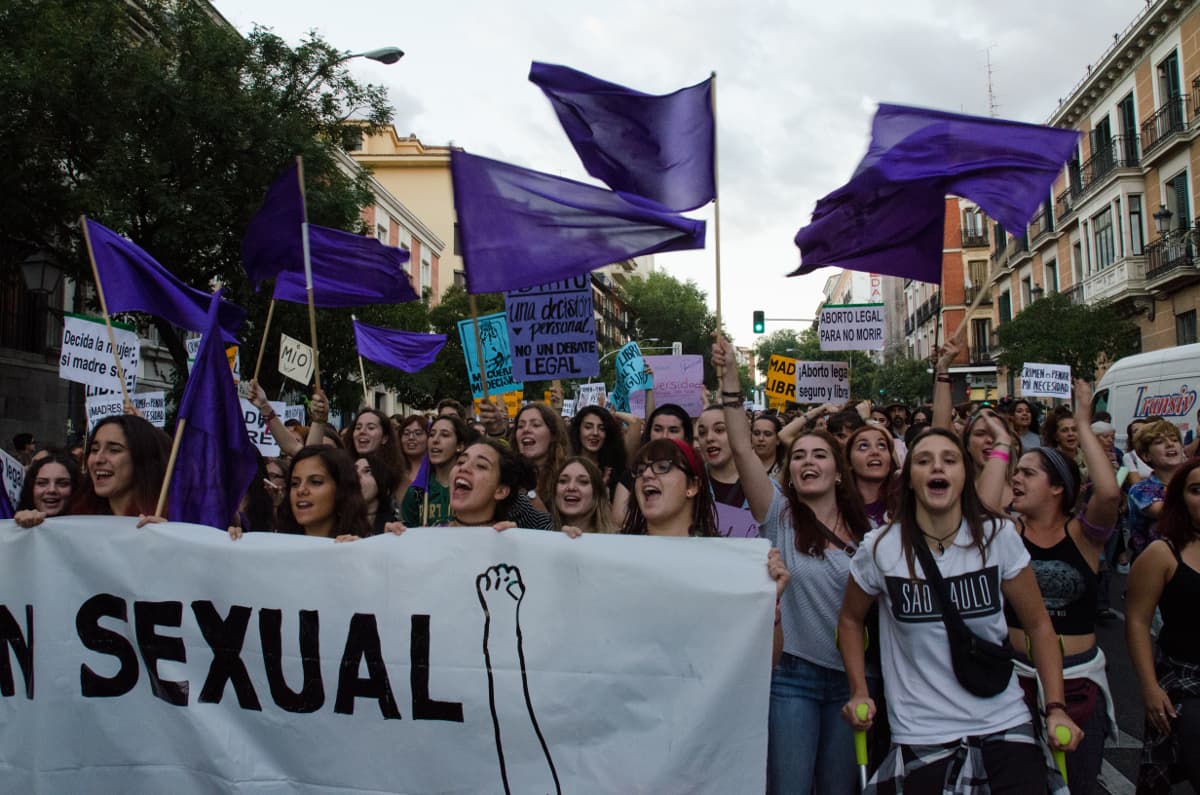 ¿Por qué el violeta es el color del movimiento feminista?