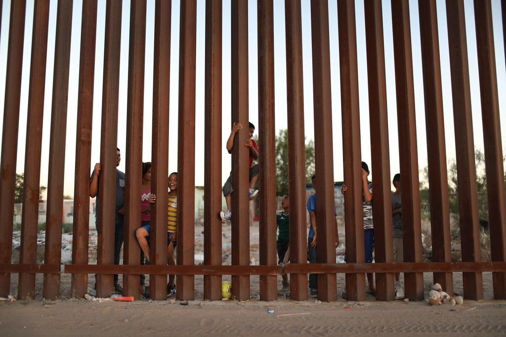 Donald Trump quiere pintar el muro fronterizo de negro: sus razones son totalmente descabelladas