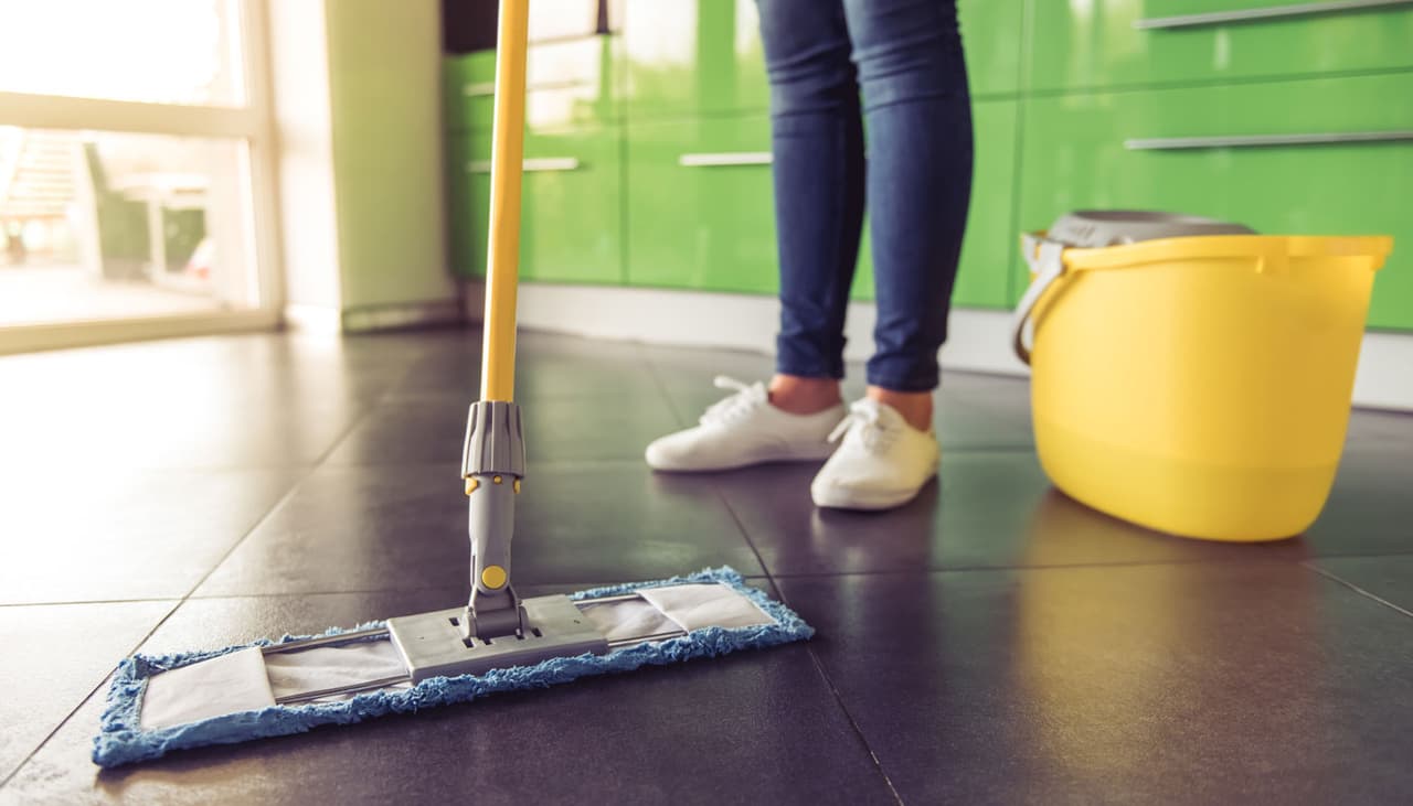 Limpiar la casa puede ser tan malo como fumar 20 cigarros al día, alertan los científicos