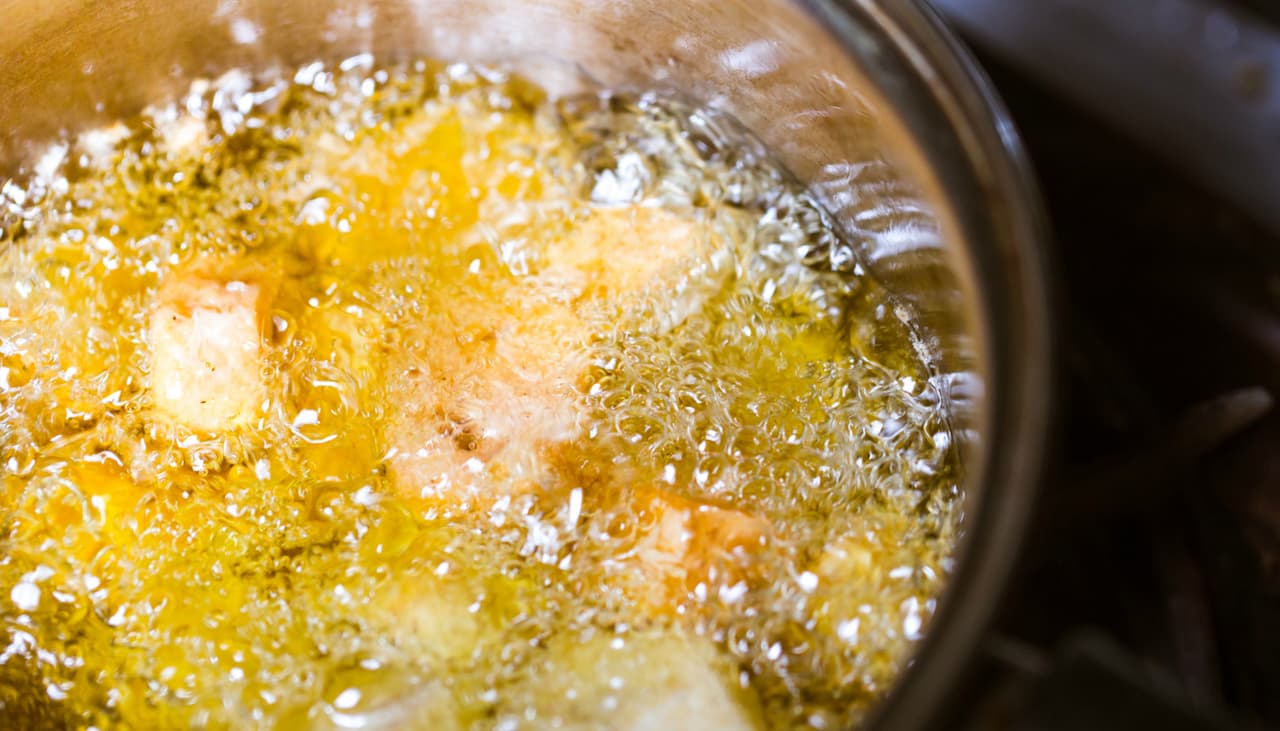 Hay un truco fantástico para freír cualquier cosa sin ensuciar la cocina