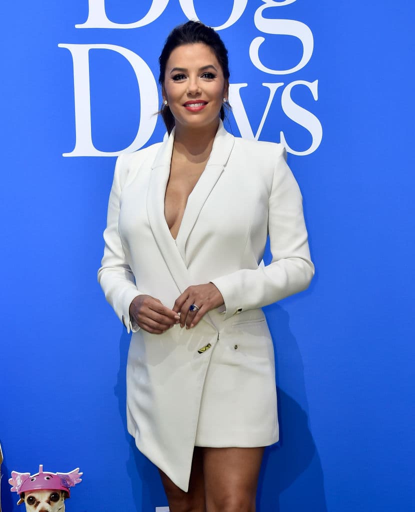 Eva Longoria reaparece con un vestido blazer blanco ¡y luce radiante!