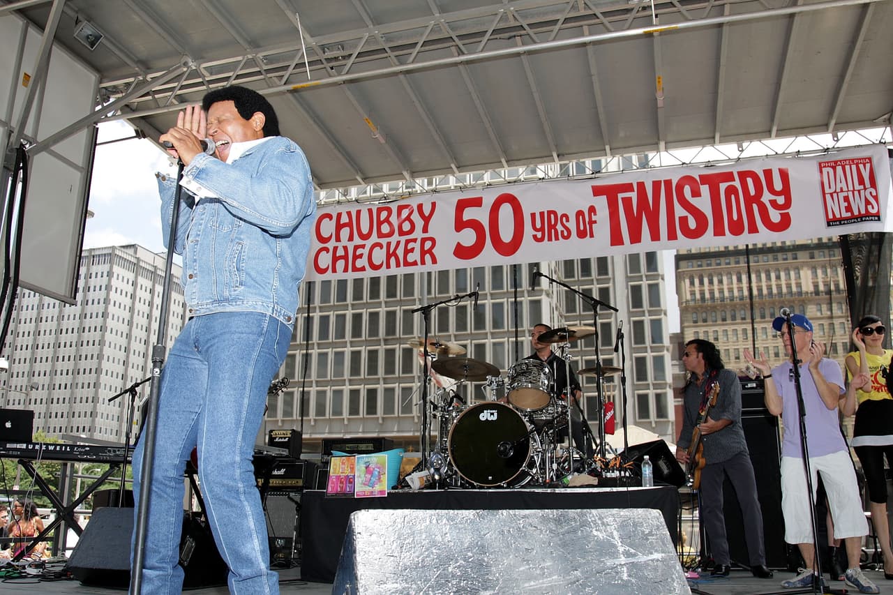Chubby Checker cantando twist