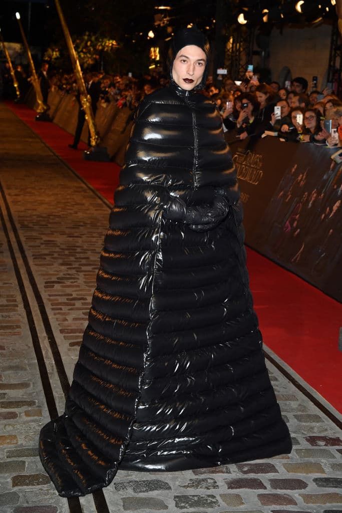 ¡¿Qué le pasó a Ezra Miller en la cara?! Un perturbador maquillaje apareció en la MET Gala