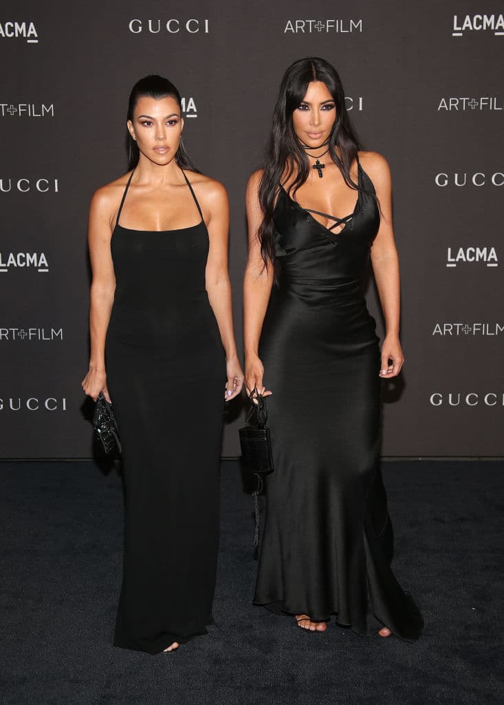 Las Kardashians demostraron una vez más que este es el vestido IMPRESCINDIBLE en nuestros armarios