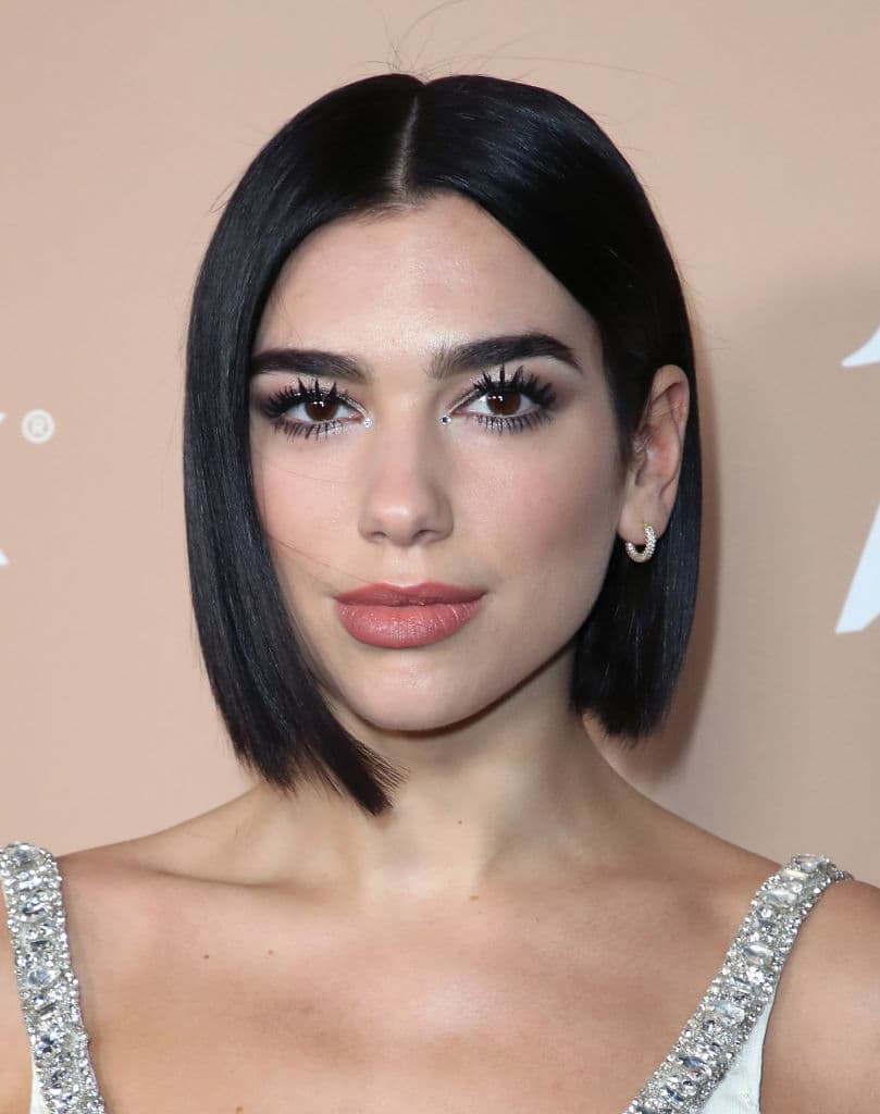 Dua Lipa lució un vestido blanco PERFECTO para una boda al aire libre