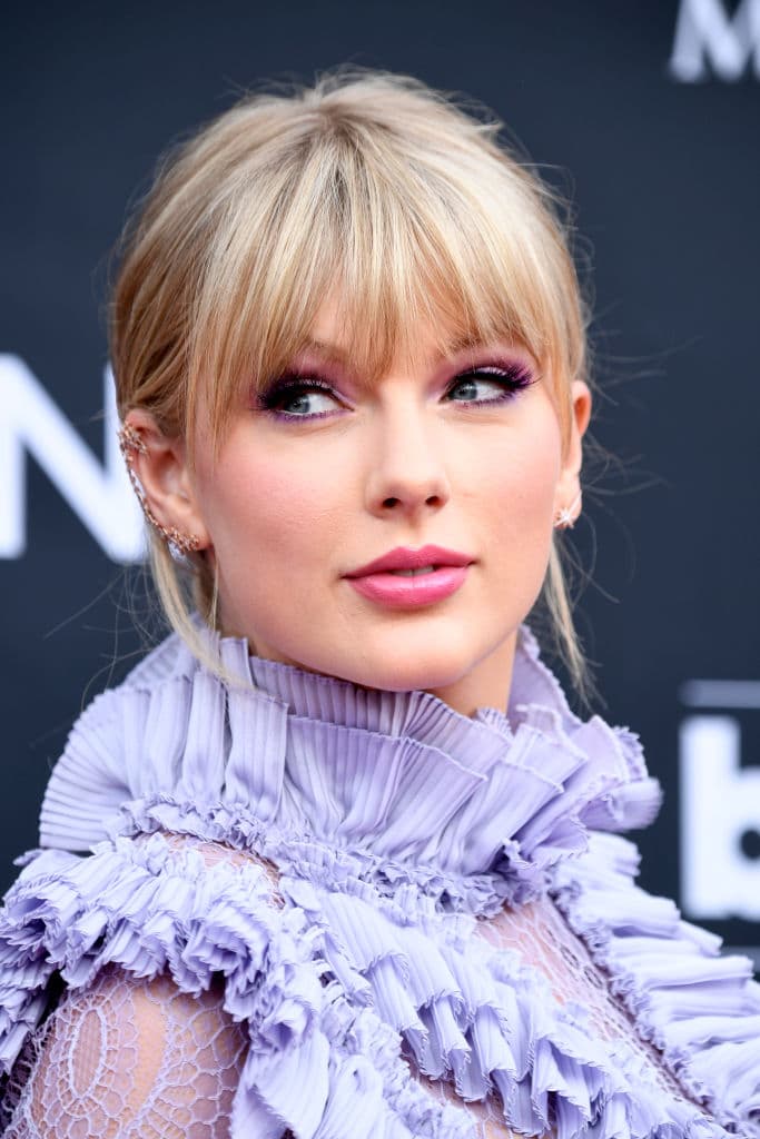 El minivestido lavanda de Taylor Swift rompió esquemas, pero sus gatos se robaron toda la atención
