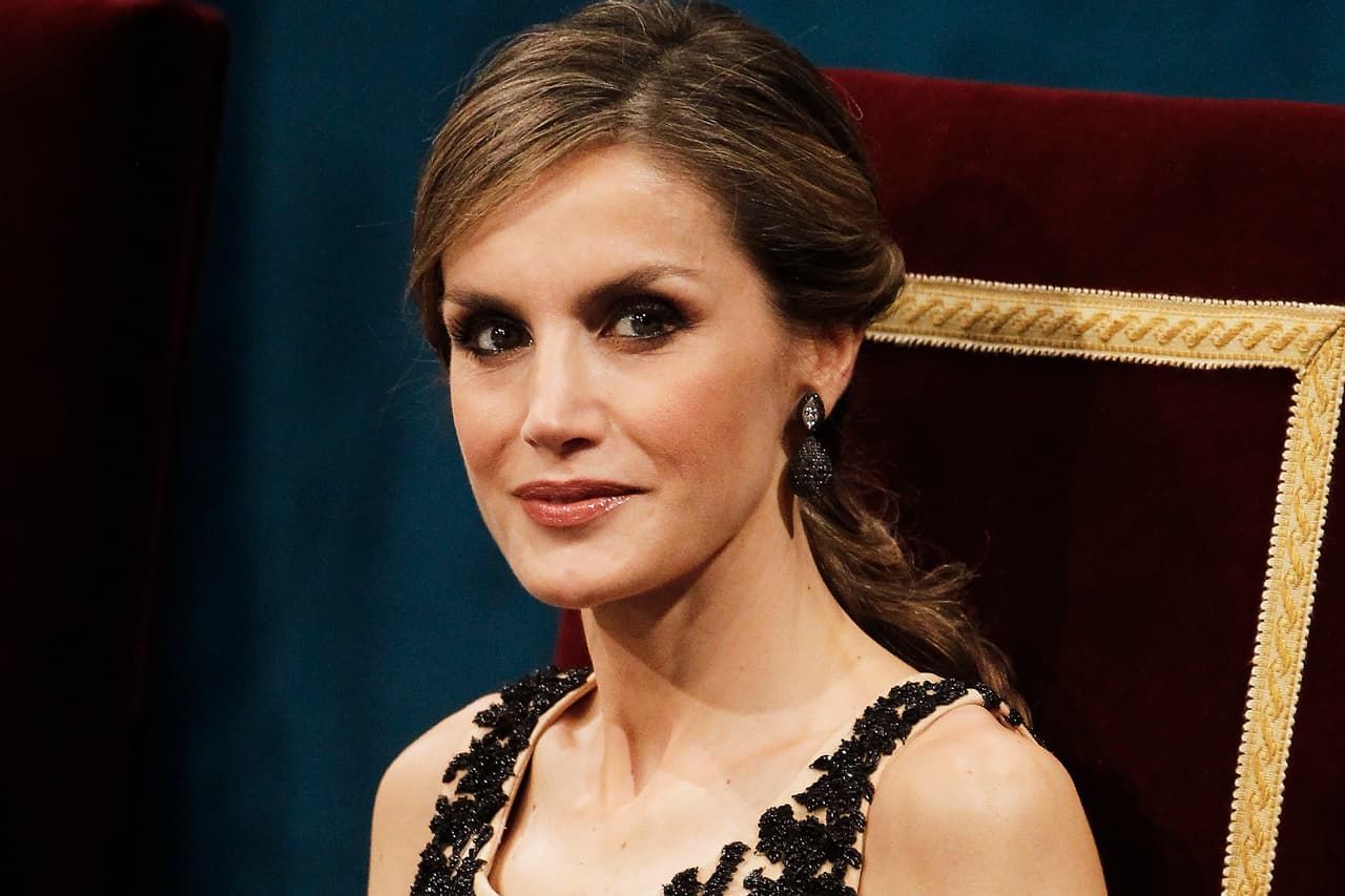 Las chaquetas de cuero también pueden ser muy elegantes y la reina Letizia muestra cómo usarlas