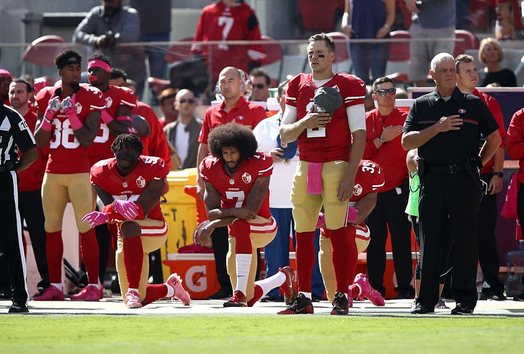 #TakeTheKnee: ¿Por qué los jugadores de la NFL se arrodillan cuando suena el himno estadounidense?