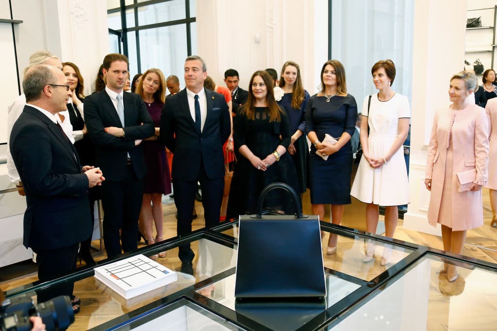 El primer caballero de Luxemburgo acompaña a las primera damas en la foto oficial de la cumbre de la OTAN