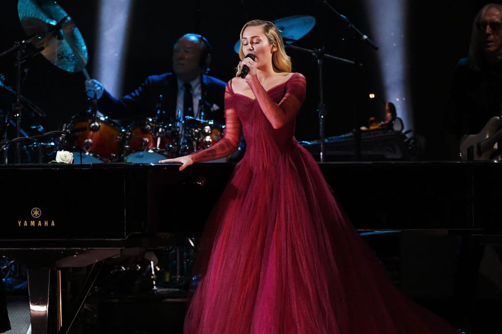 Miley Cyrus usó un vestido de princesa en los Grammys y nos encanta