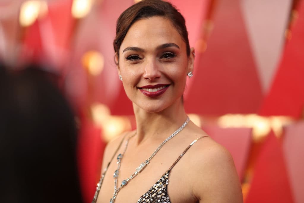 Gal Gadot usa un labial rojo de 6 dólares para todas las premiaciones y tú también puedes tenerlo