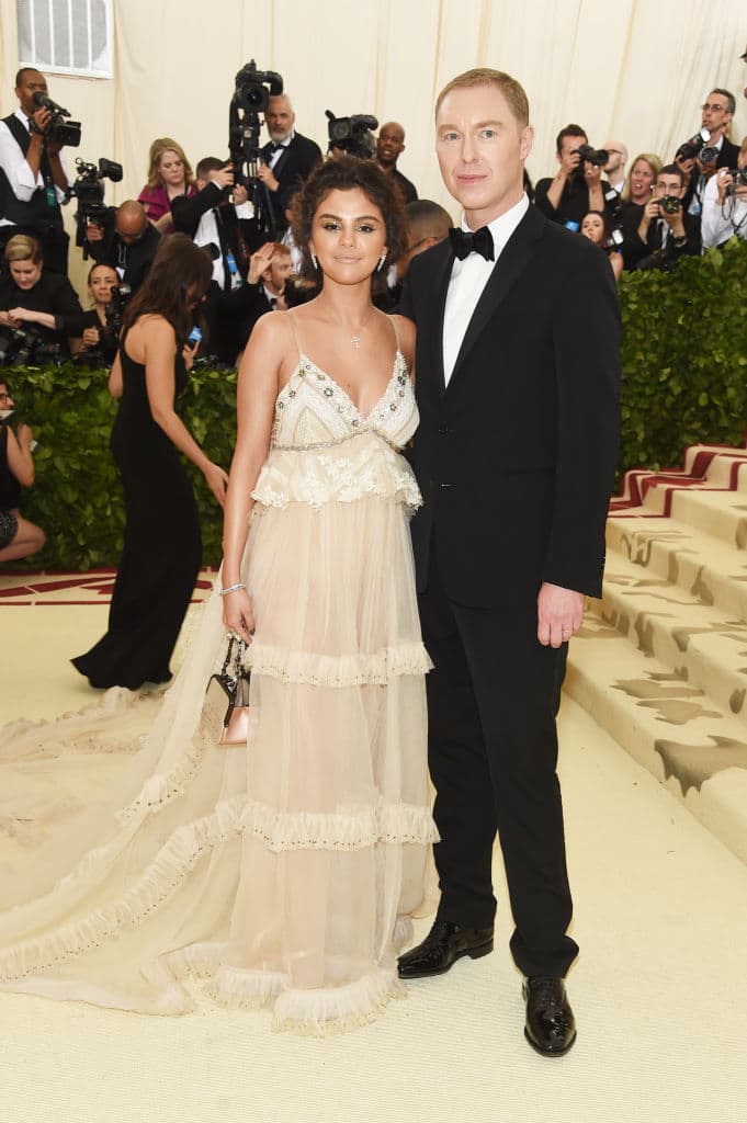 Selena Gomez lució angelical en la Met Gala con este BELLÍSIMO vestido diseñado por ella misma