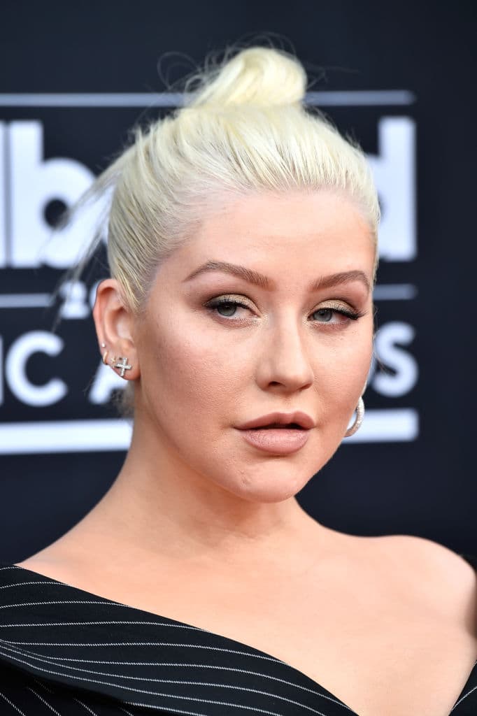 TODAS alguna vez fuimos víctimas de las pinzas de depilar y ni estas famosas se salvaron