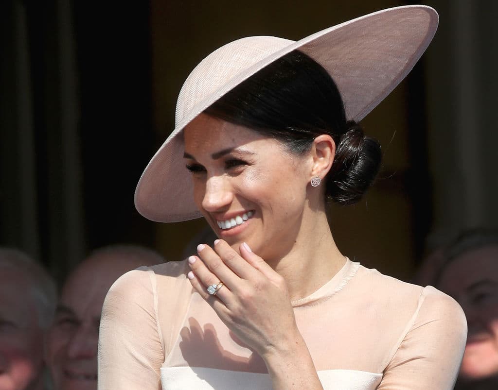¿Yoga facial? Los ejercicios que Meghan sigue para ganarle a la fuerza de la gravedad 