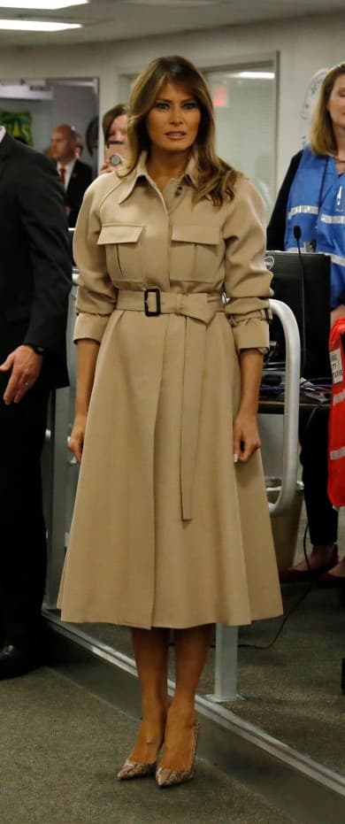 No usar nada debajo de la gabardina: los vestidos que son tendencia