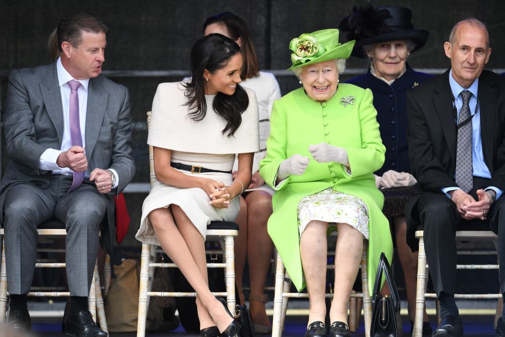 La reina tuvo su primer evento a solas con Meghan y se vistió de verde (de nuevo) por una GRAN razón