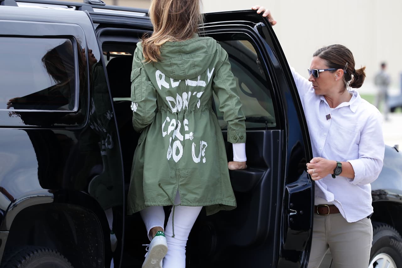 Las chaquetas que le responden a Melania Trump: dónde puedes conseguirlas si «realmente te importa»
