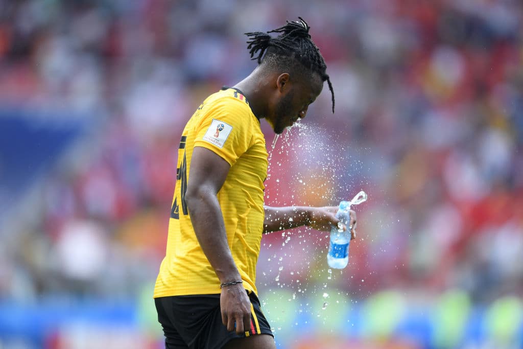 Por qué los futbolistas escupen el agua en vez de tomársela: lograr un mayor rendimiento es solo una de las razones