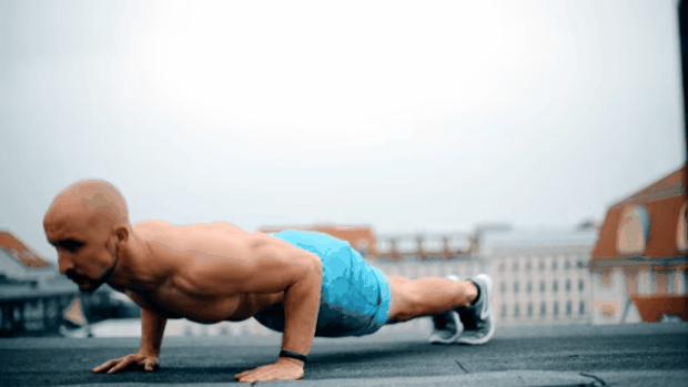 Olvídate de las "man boobs" de una vez por todas con esta sencilla rutina de 30 minutos