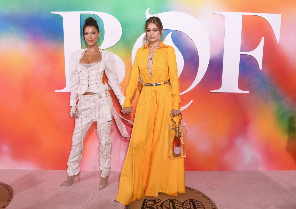 Gigi Hadid usó un look sensual, ¡pero lo más llamativo fue lo que llevó en su bolso! 