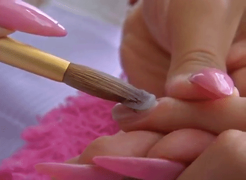 Escorpiones muertos en las uñas: la nueva (y creepy) tendencia de uñas