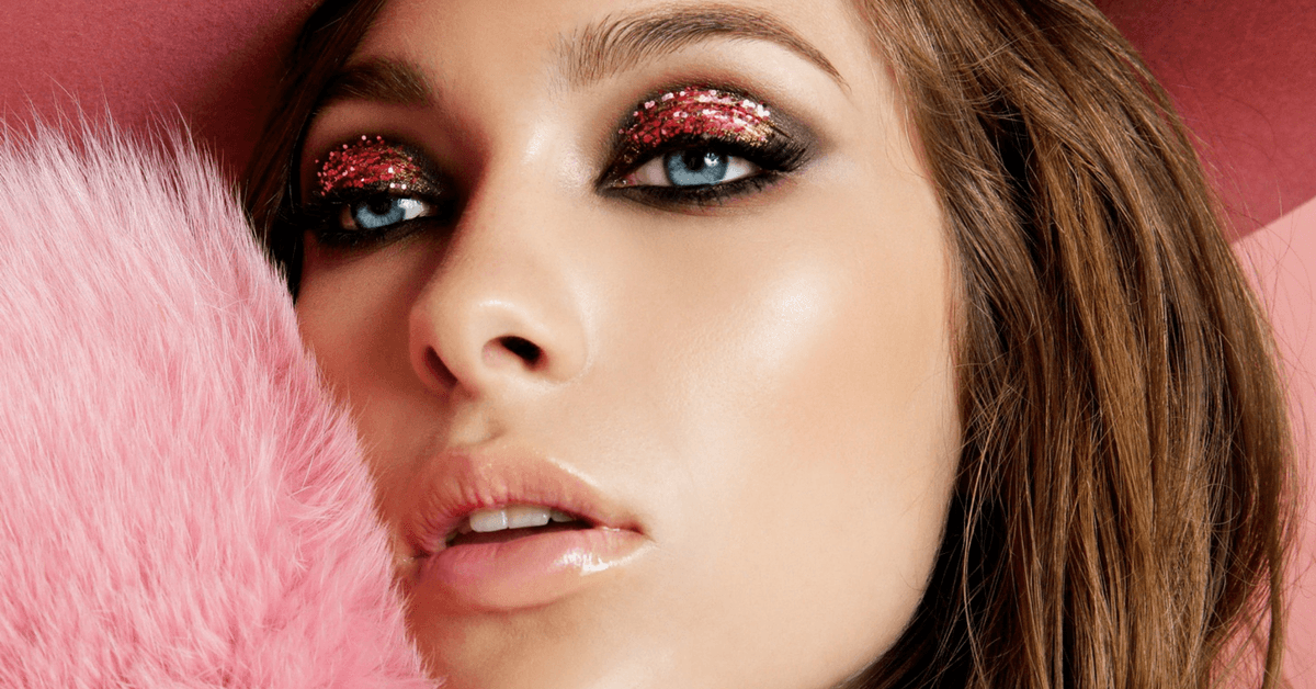 El glitter no es solo para la noche: tips para incorporarlo a tu maquillaje diario (y brillar como nunca)