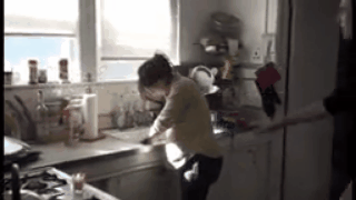 Esto es lo que dicen los expertos sobre educar a los niños con la chancla