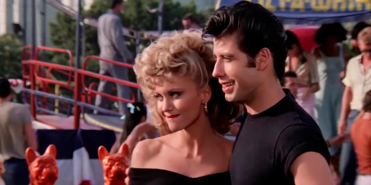 La vez que John Travolta y Olivia Newton-John revivieron sus papeles en 'Grease' con todo y vestuario