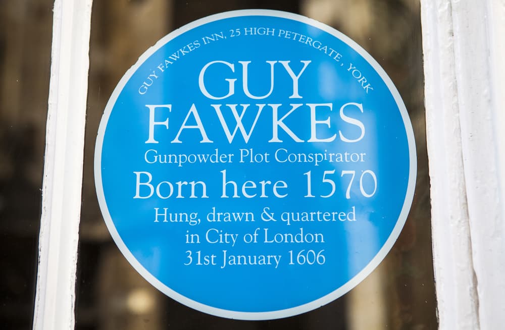 5 cosas que no sabías sobre Guy Fawkes, la figura histórica que inspiró la máscara de V de Venganza y Anonymous