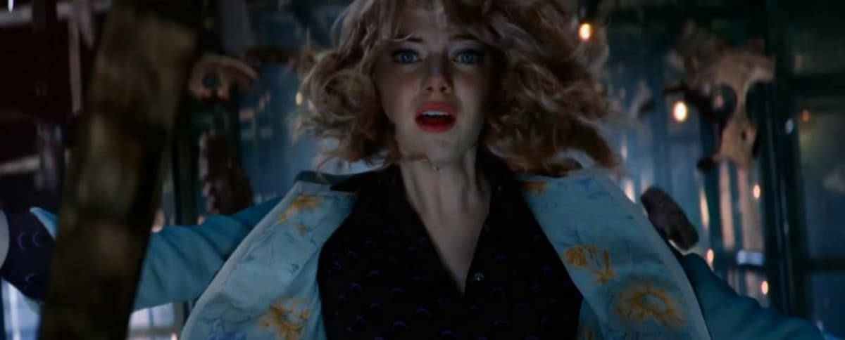 <b>Gwen Stacy</b>
<br>En ‘The Amazing Spider-Man 2’, protagonizada por Andrew Garfield y Emma Stone, pudimos ver cómo el Hombre Araña fue incapaz de salvar al gran amor de su vida, Gwen Stacy. Todos esperábamos que el tiempo y las telarañas le alcanzaran para evitar que muriera. Por si fuera poco, en ‘Spider-Man: No Way Home’ se puede ver cómo esta versión de Peter Parker sigue lamentando lo ocurrido.