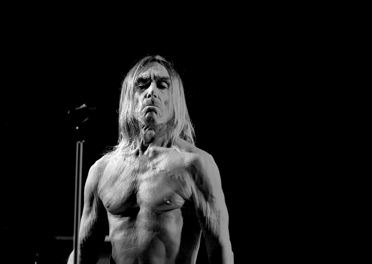 ¿Por qué Iggy Pop nunca usa camiseta?