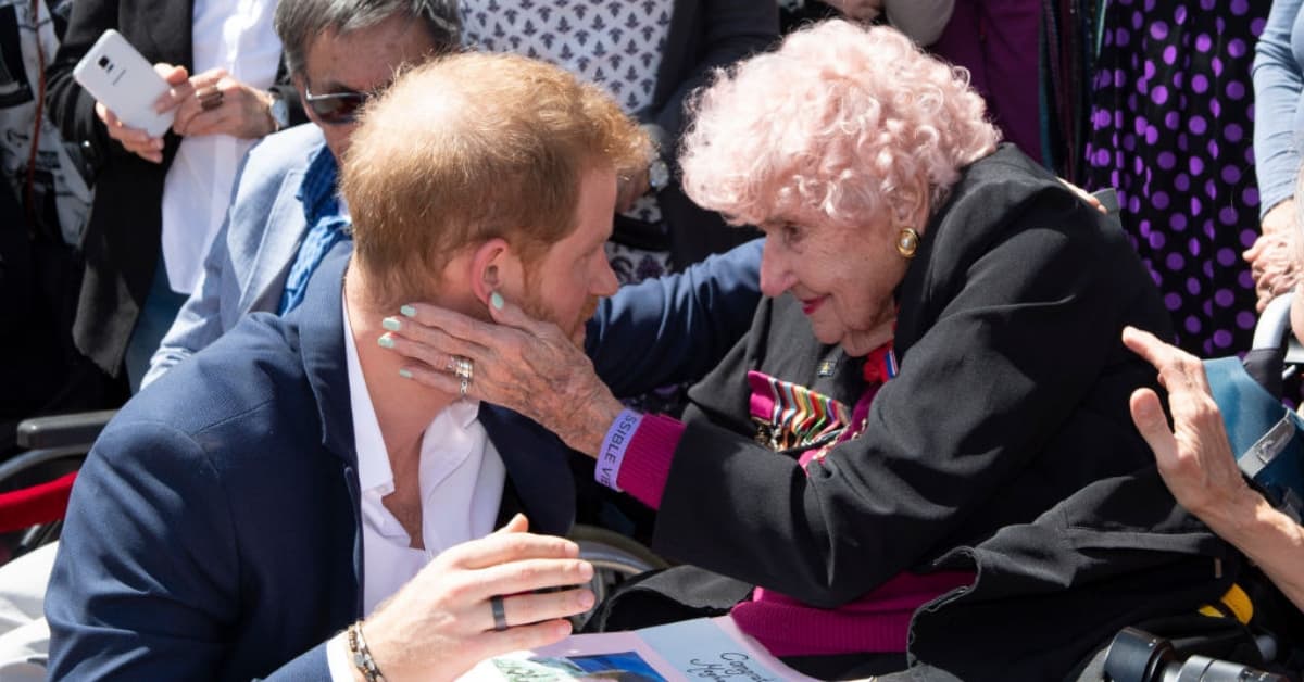 Ella es la mayor fan del Príncipe Harry, tiene permiso para besarlo ¡Y no es Meghan Markle!