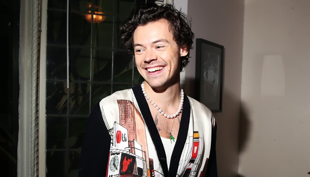 Harry Styles presumió su nuevo bigote de cuarentena: las fotos te derretirán