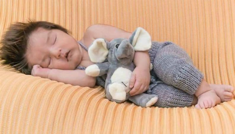 Este bebé tiene tanto cabello que parece un adulto y es muy tierno