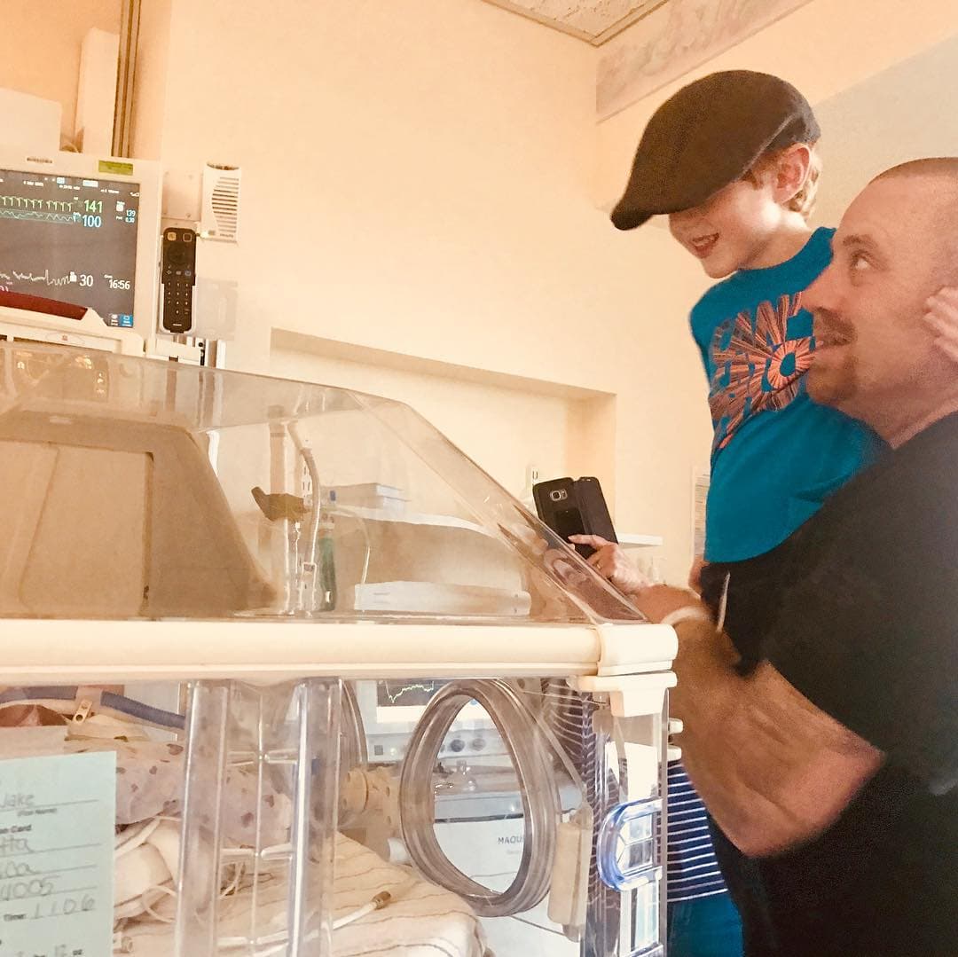 Un niño pidió un hermano por años y lo cuidó como un héroe cuando nació prematuro