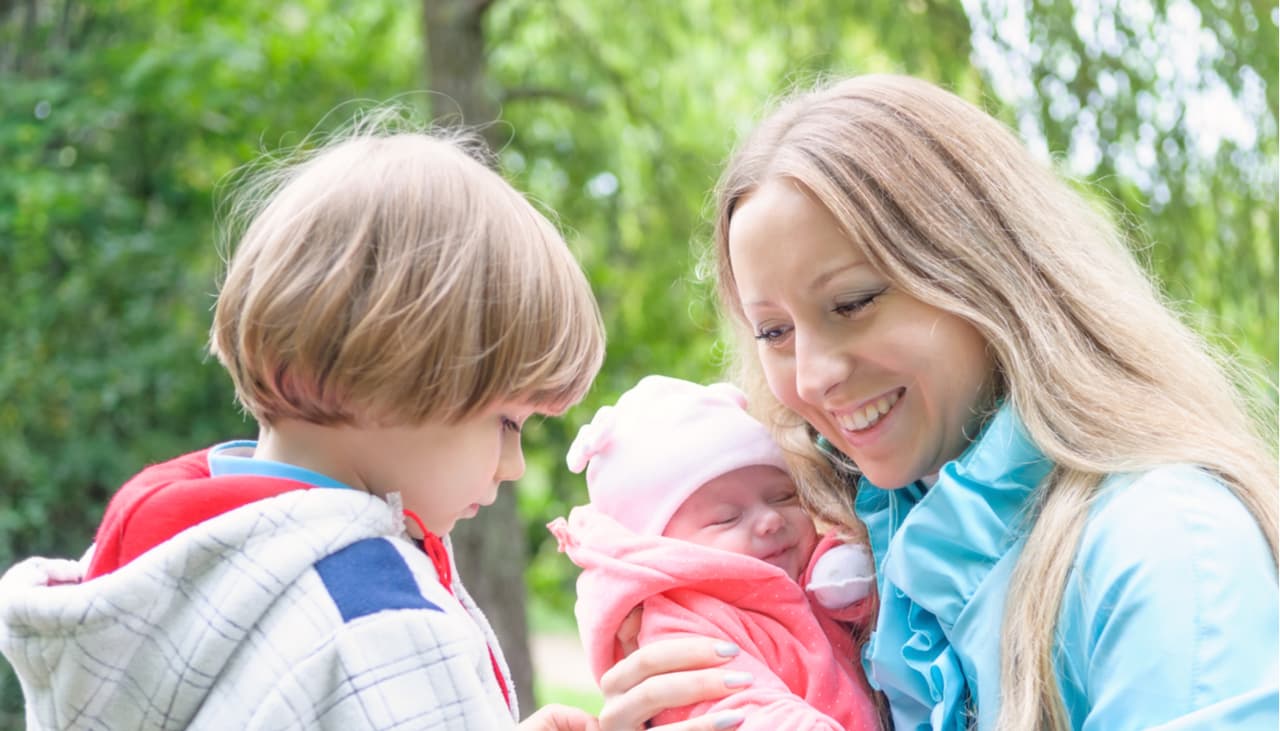 Mi hijo mayor tiene celos de su hermanito recién nacido ¿qué puedo hacer para evitarlo?