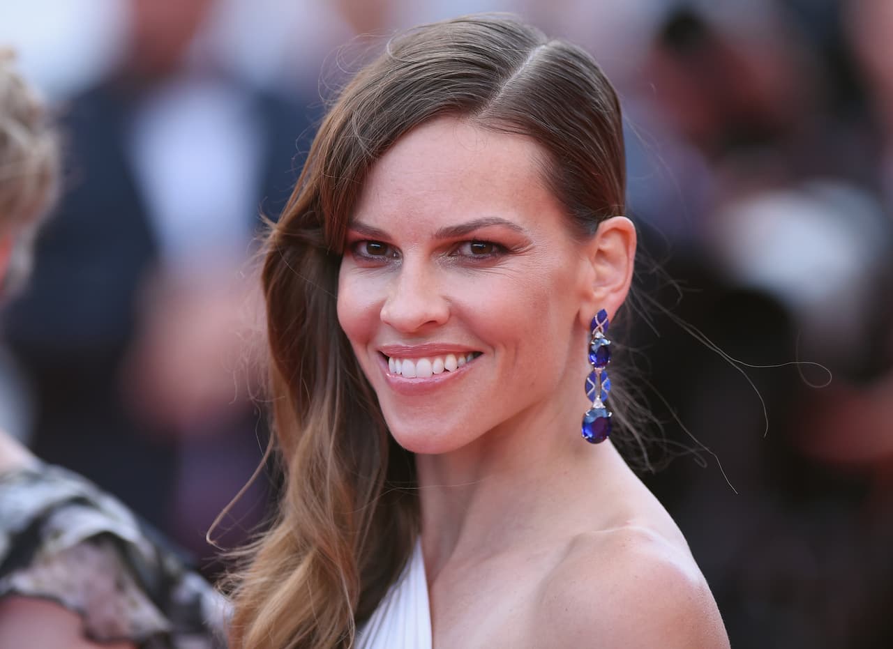 El vestido de novia de Hilary Swank parece salido de un hermoso cuento de hadas: mucho encaje y seda